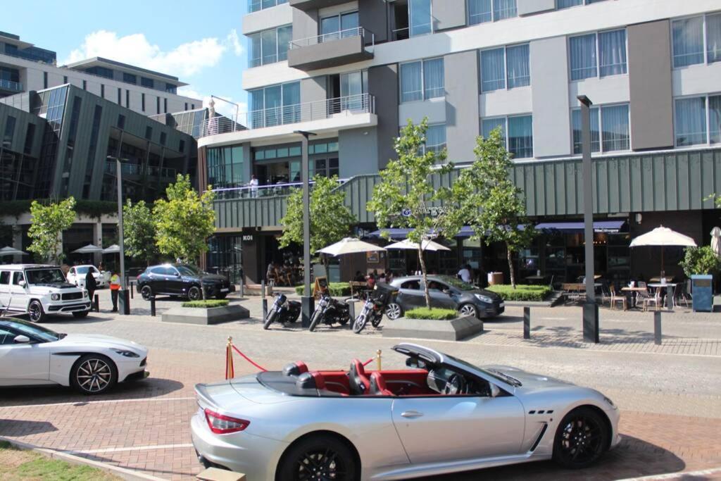 Furnished, 1-bedroom, Luxury In Menlyn Maine Appartement Pretoria-Noord
